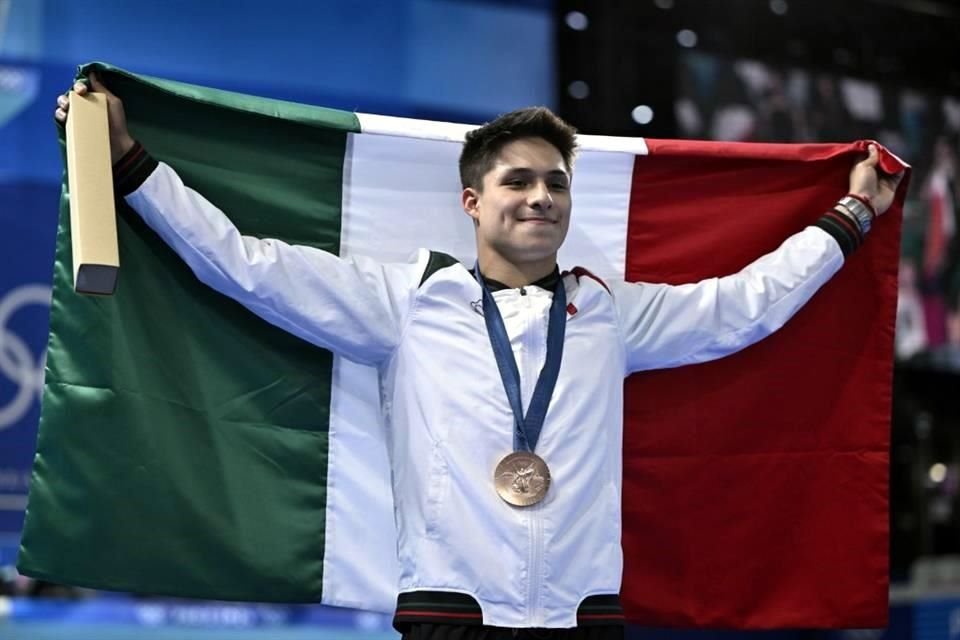 Osmar Olvera ganó Plata en sincronizados en trampolín y bronce en individual.