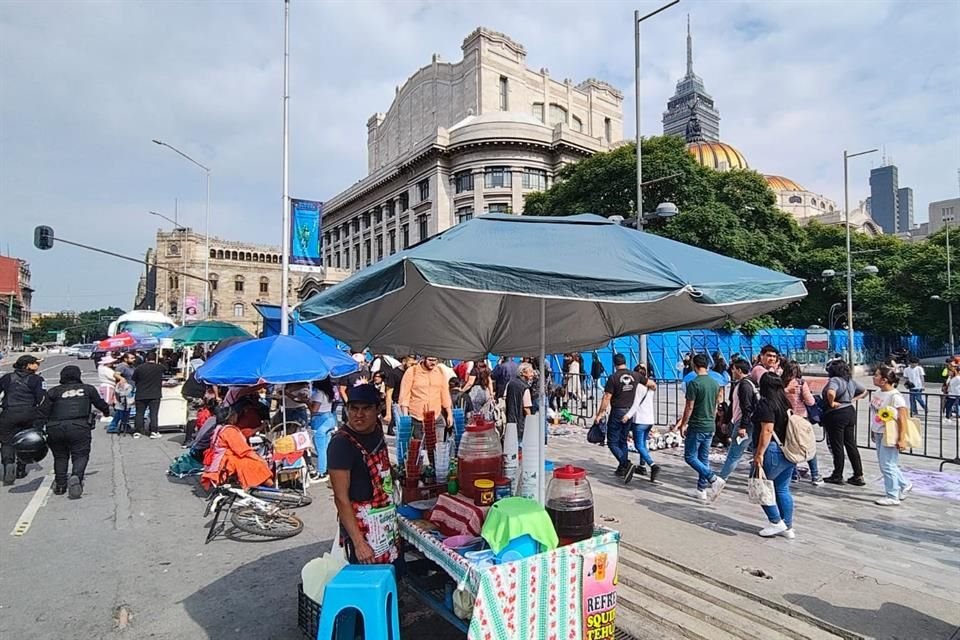 'No se puede caminar para nada, como los puestos han invadido totalmente las banquetas, nos obligan a caminar sobre la calle con los coches; para cualquier lado que mires, hay puestos', señalaron.