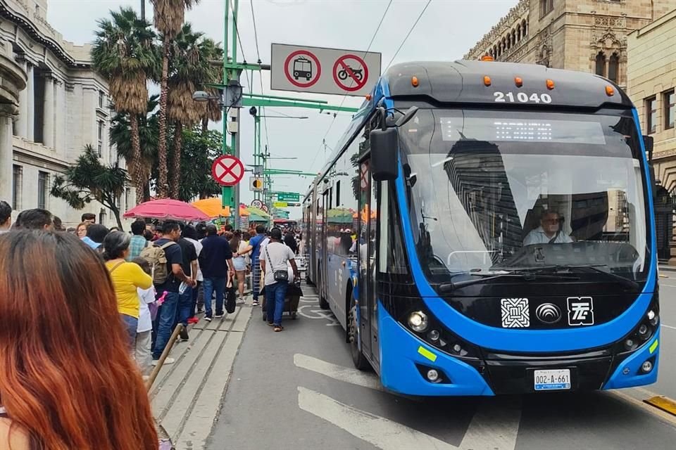 Ante la invasión, los peatones tienen que convivir con el transporte público y los automóviles que circulan sobre Eje Central e Hidalgo.