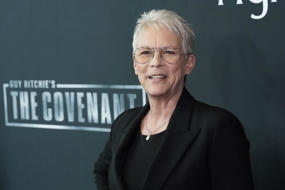 El American Film Institute dio a Jamie Lee Curtis un doctorado honorario en Bellas Artes, en el TLC Chinese Theatre; fue oradora del evento.