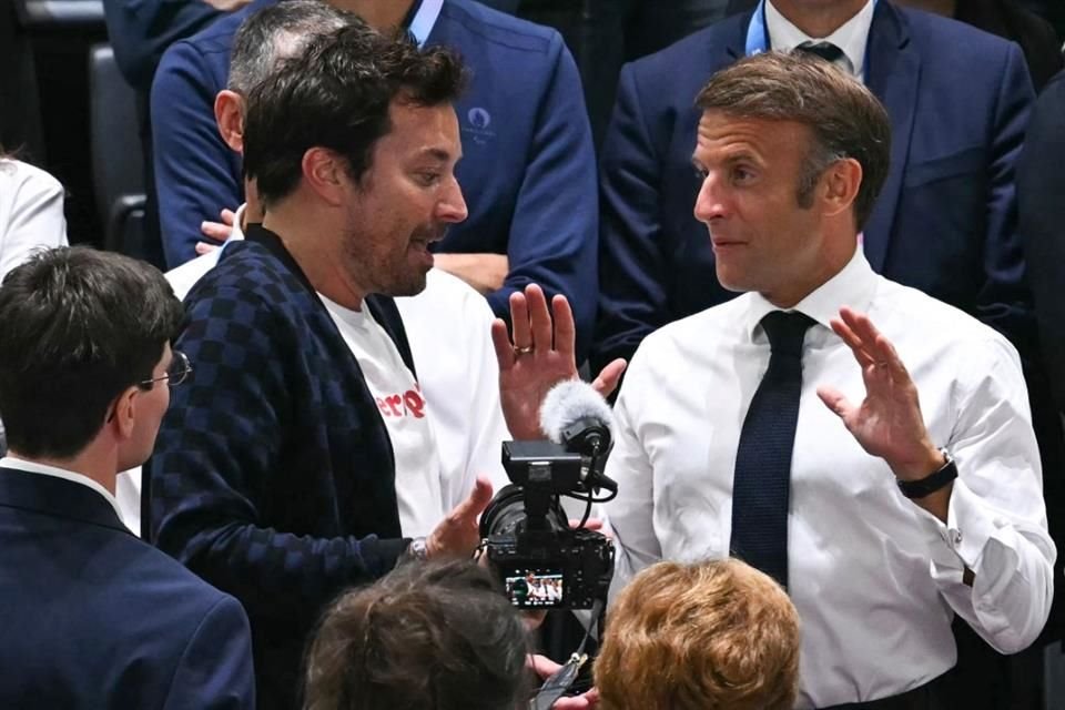 Se detuvo para tomarse algunas instantáneas con el presidente francés, Emmanuel Macron.