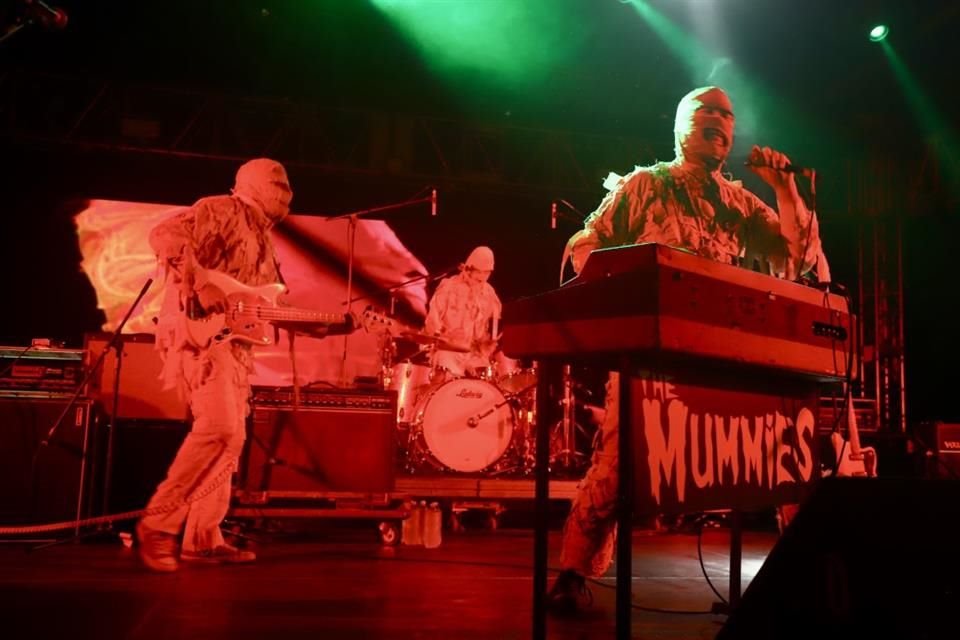 The Mummies, con los integrantes envueltos en vendajes, hicieron vibrar el suelo con una enérgica presentación.