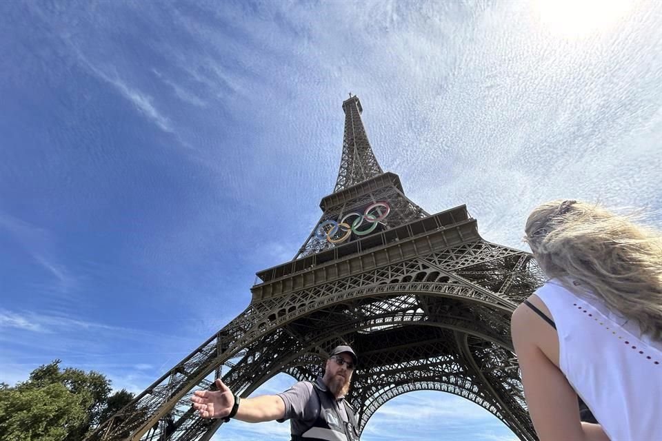 La policía francesa evacuó los alrededores de la Torre Eiffel en París tras avistar a un hombre escalando el monumento.