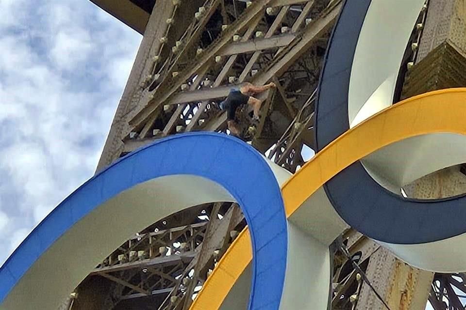 Un hombre sin camisa fue avistado al escalar la Torre Eiffel horas antes de que se clausuren los Juegos Olímpicos.