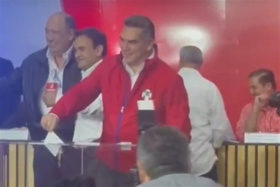 El ex Gobernador de Campeche votó en comicios que prevé su reelección al frente del PRI.