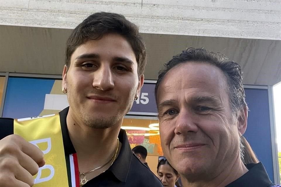 El jefe de la misión mexicana en París 2024, Bernardo de la Garza y el medallista Marco Verde antes de salir al Stade de France para la clausura de París 2024.