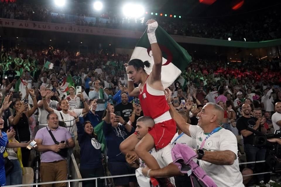 La medallista de boxeo argelina Imane Khelif será una de las abanderadas en la Clausura de París 2024.