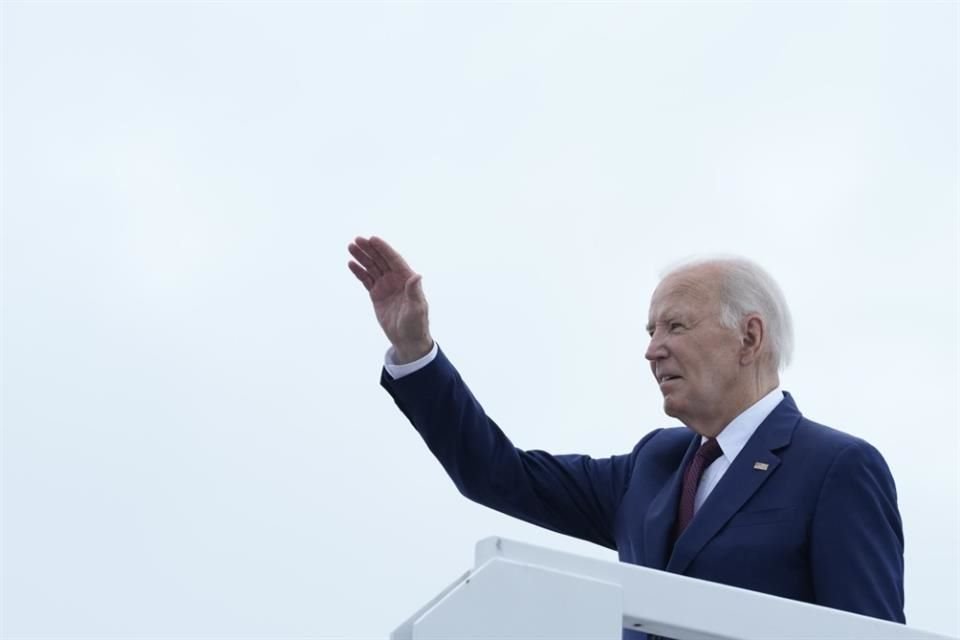 El Presidente Joe Biden saluda desde el Air Force One, el 8 de agosto del 2024.