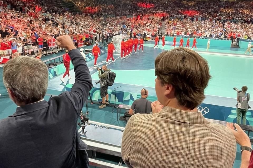 Los dos miembros de la realeza danesa celebraron con aplausos y puños en alto el triunfo de su equipo.