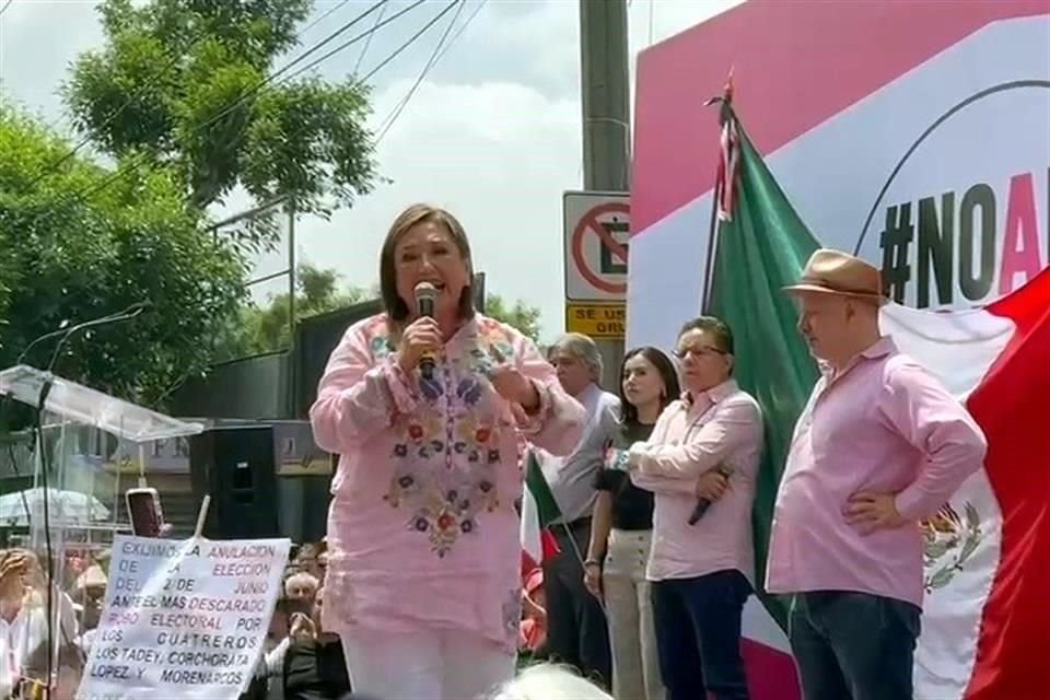 Gálvez en su mensaje ante los inconformes concentrados frente a la sede nacional del INE.