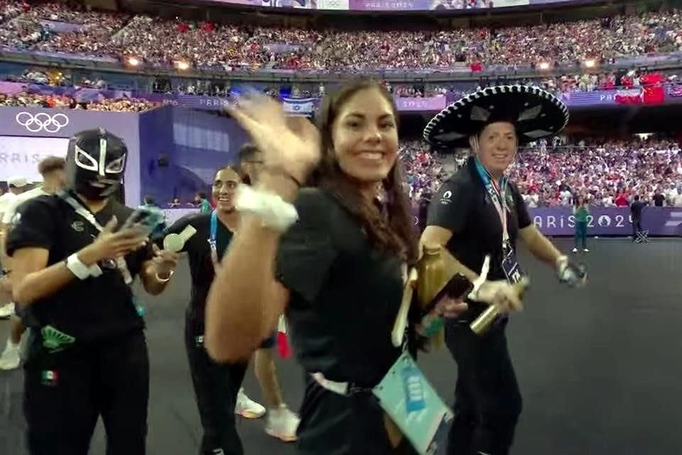 Los mexicanos con sombreros de charro y máscaras de luchador en la clausura.