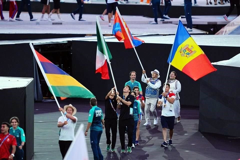 Los abanderados mexicanos en la clausura.