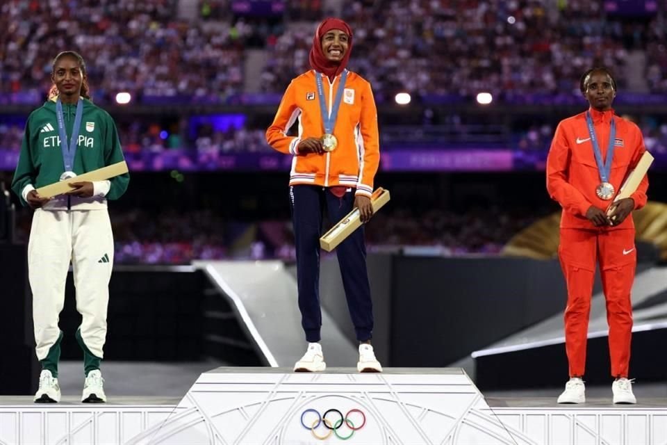 En la Ceremonia de Clausura se dio la premiación a los primeros lugares del maratón femenino, que ganó la neerlandesa Sifan Hassan, quien también ganó Bronce en 5 mil y 10 mil metros.