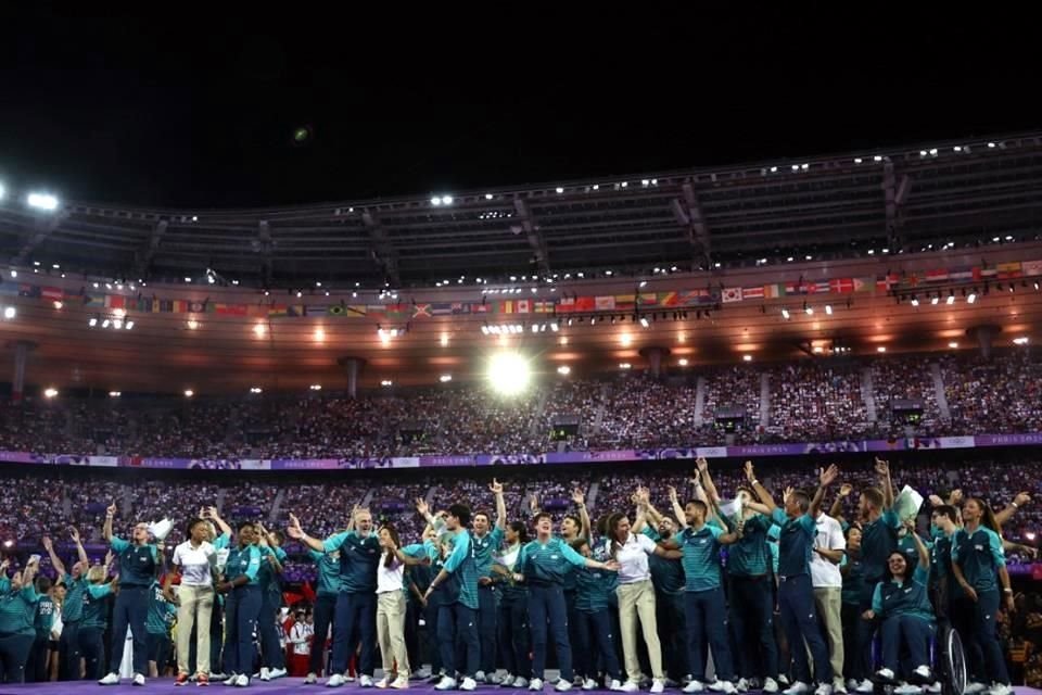 Voluntarios celebran la Clausura de los Juegos Olímpicos París 2024.