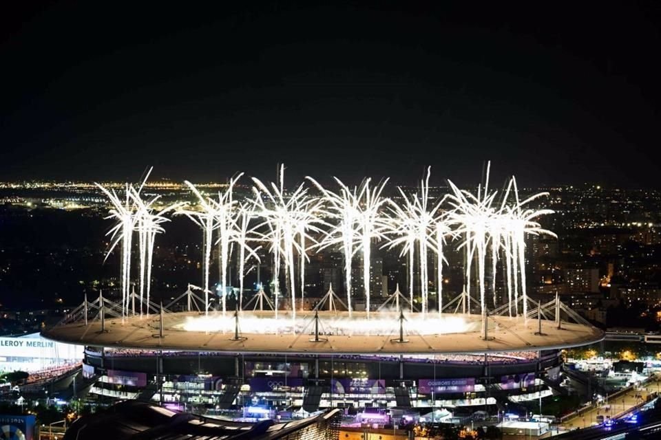 Los fuegos artificiales presentes.