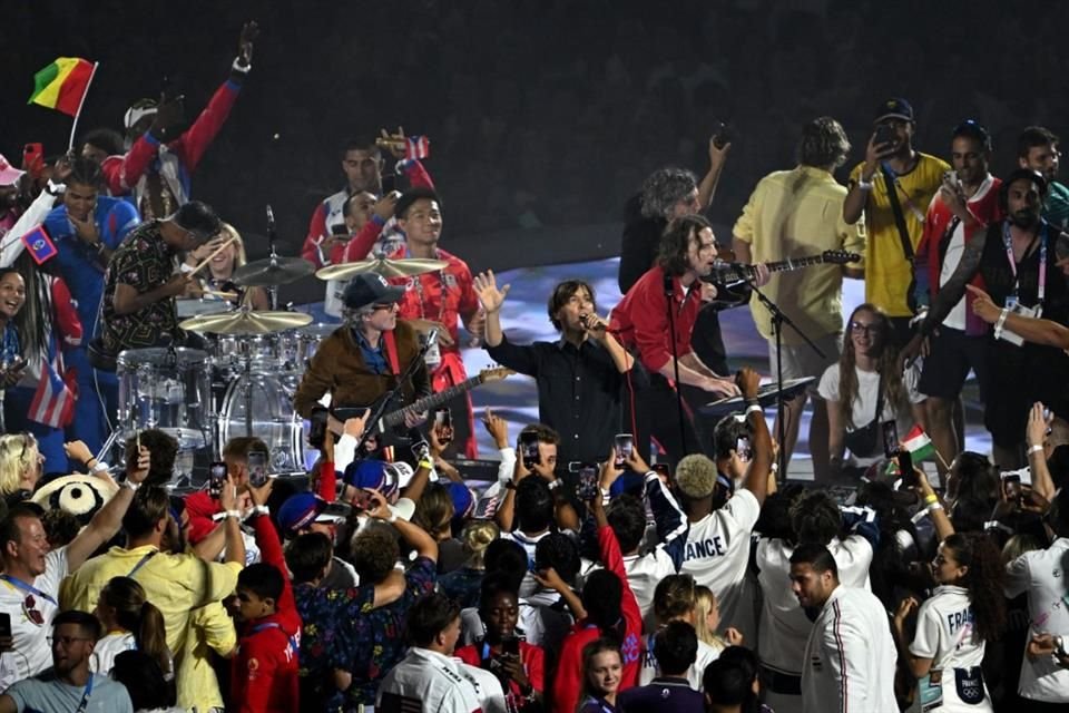 El rock de las bandas de Francia puso a bailar a los atletas presentes en la ceremonia.