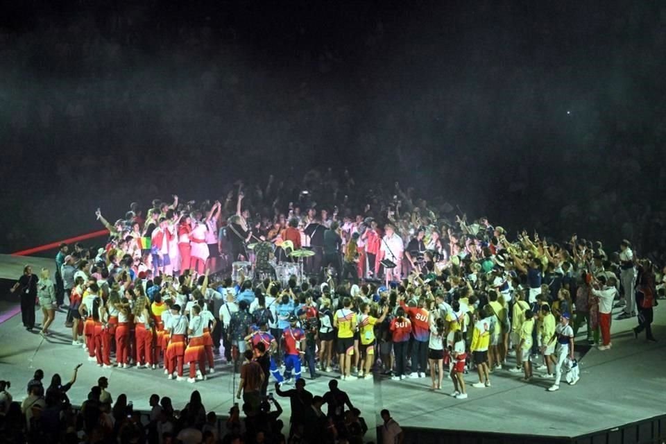 Los deportistas rodearon a la banda Phoenix.