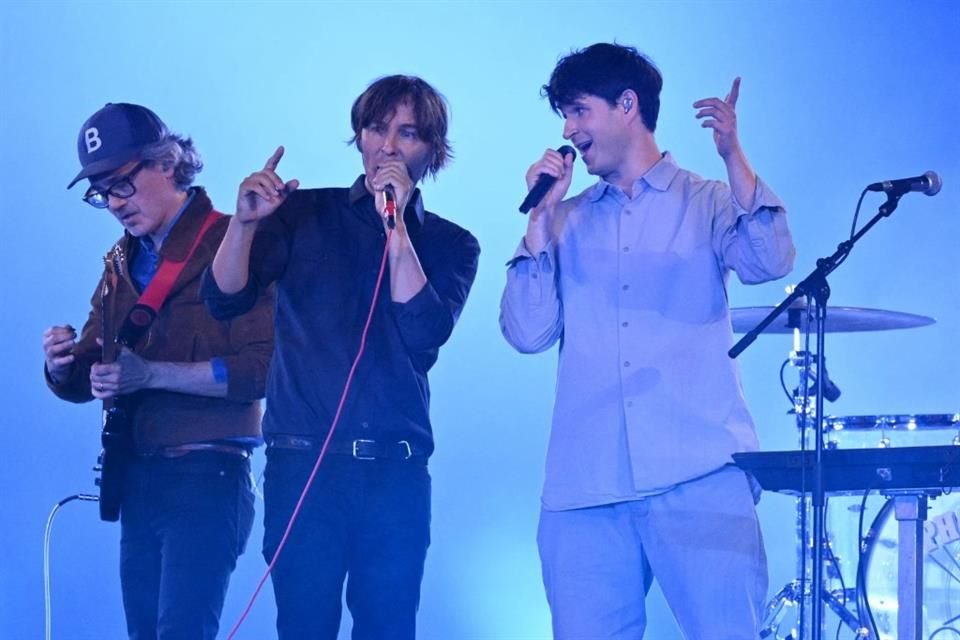 Phoenix tuvo como invitado al cantante Ezra Koenig.