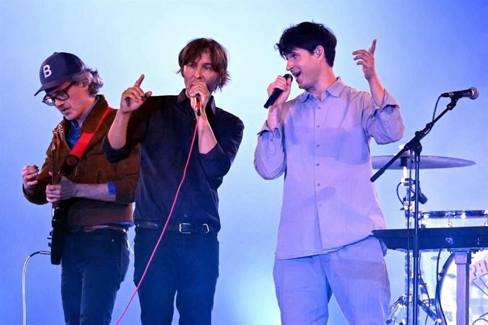 La banda de rock francesa, Phoenix, se presentó con el cantante estadounidense Ezra Koenig (der.) durante la Ceremonia de Clausura de París 2024.