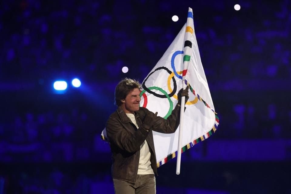 El actor se encargó de llevar la bandera a Los Ángeles.