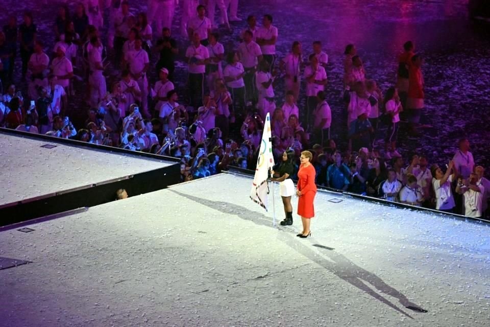 La gimnasta Simone Biles y la alcaldesa de Los Ángeles, Karen Bass, recibieron la bandera olímpica por parte de París.