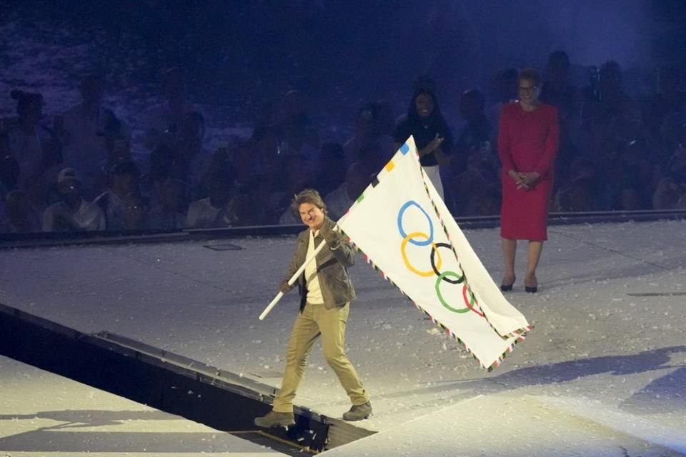 Cruise tomó la bandera para llevarla a Los Ángeles.