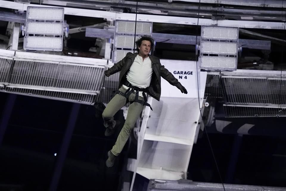 Así saltó Tom Cruise desde lo alto del Estadio de Francia, acaparando las miradas de su público.