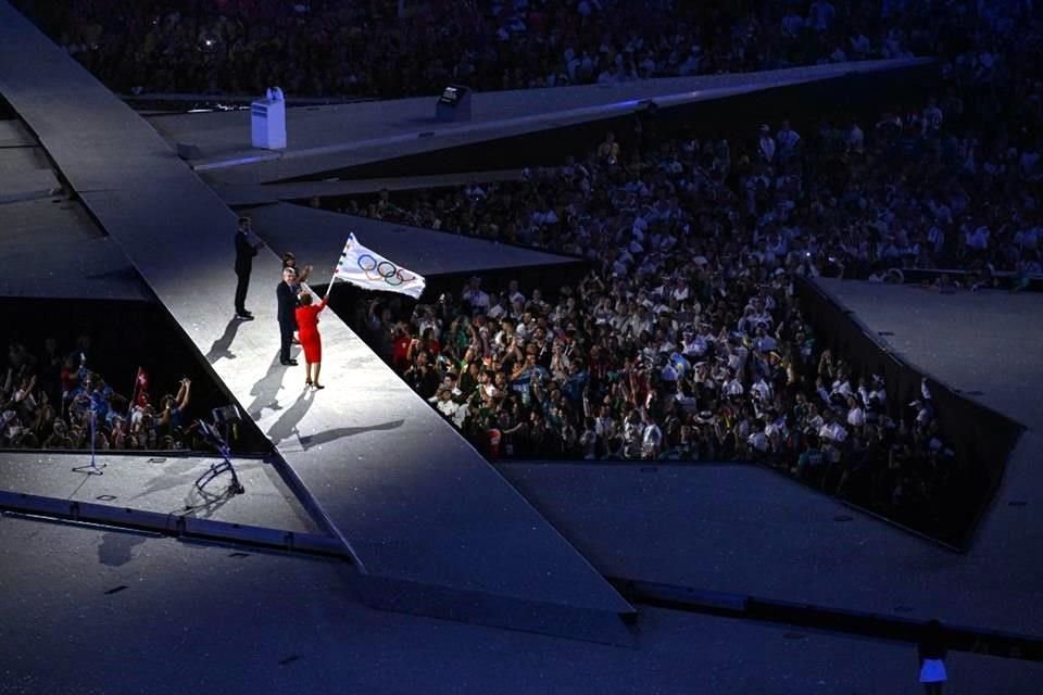 Como alcaldesa de la ciudad que albergará los próximos Juegos Olímpicos (Los Ángeles 2028), Karen Bass, recibió y ondeó la bandera olímpica.