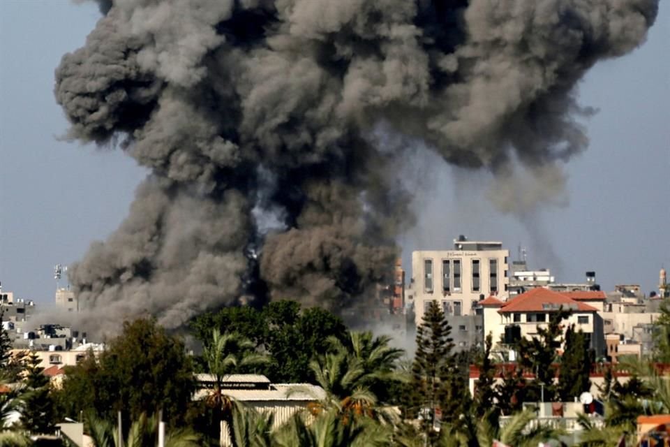 Humo se alza por encima de edificios en Nuseirat en la Franja de Gaza, el 11 de agosto del 2024.