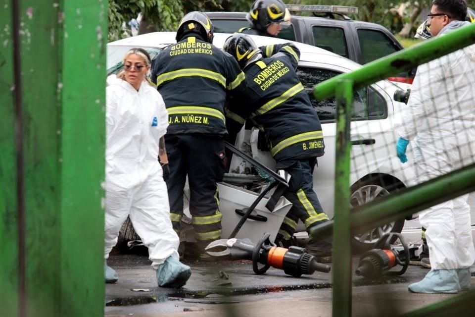 Bomberos acudieron para retirar el cuerpo del hombre, mismo que quedó prensado.