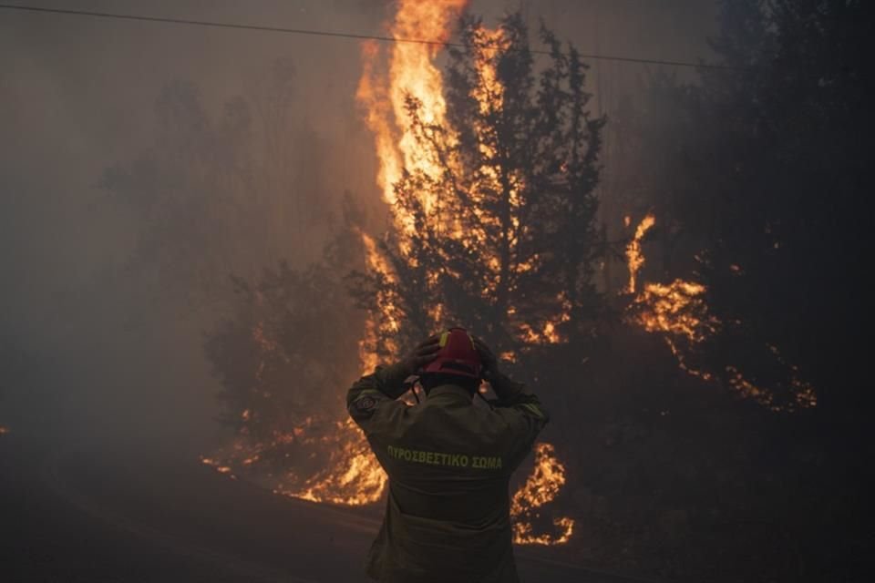 Un bombero ajusta su casco combatiendo un incendio cerca de Atenas el 11 de agosto del 2024.