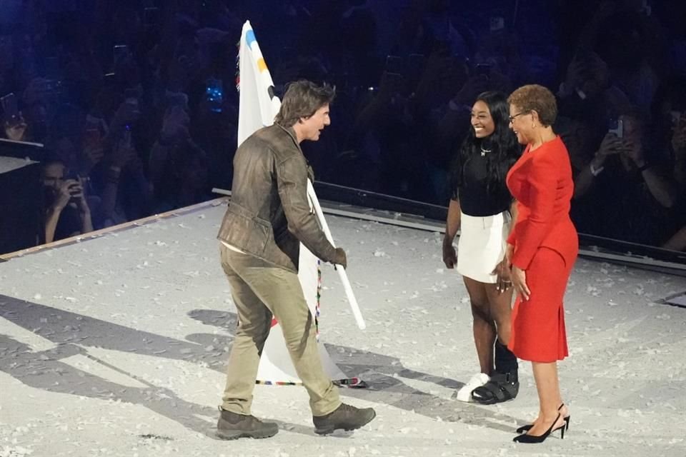 Tom Cruise recibió la bandera olímpica de manos de la alcaldesa de Los Ángeles Karen Bass, y la medallista Simone Biles.