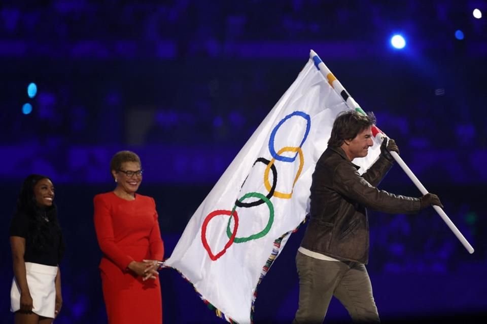 Con semblante de orgullo, Cruise mostró la bandera antes de llevarla a Hollywood.