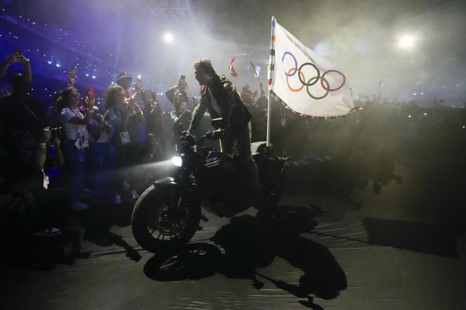 La motocicleta permitió que la bandera ondeara entre los atletas presentes en la ceremonia.