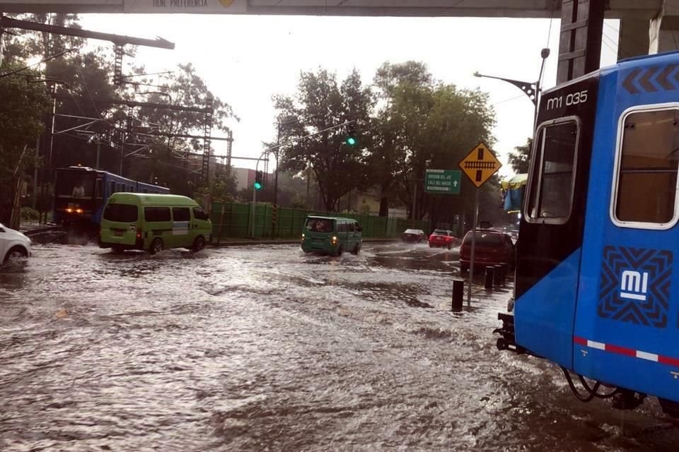 La acumulación de agua provocó que se suspendiera el servicio de Tren Ligero.