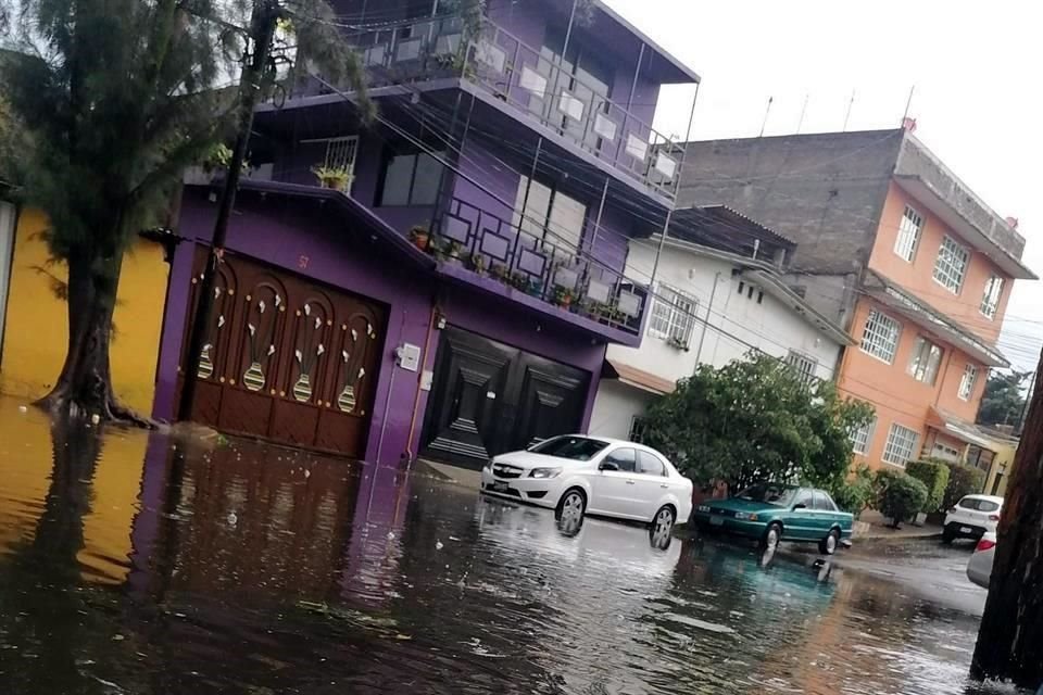 Calles en la zona cetro de la Alcaldía Tlalpan ya presentan inundaciones.