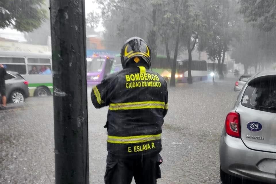 Bomberos atienden encharcamiento en el Sur de la CDMX.