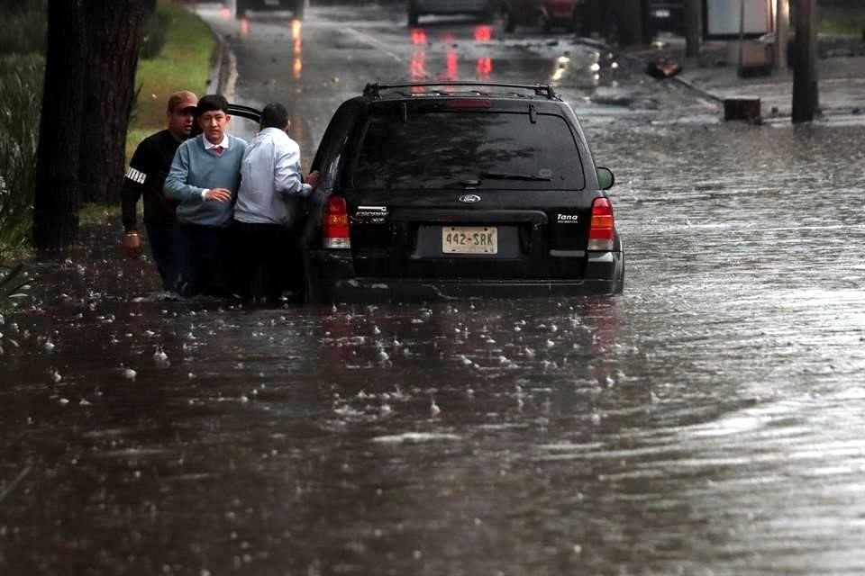 Autos quedaron varados en Tlalpan debido a las inundaciones.