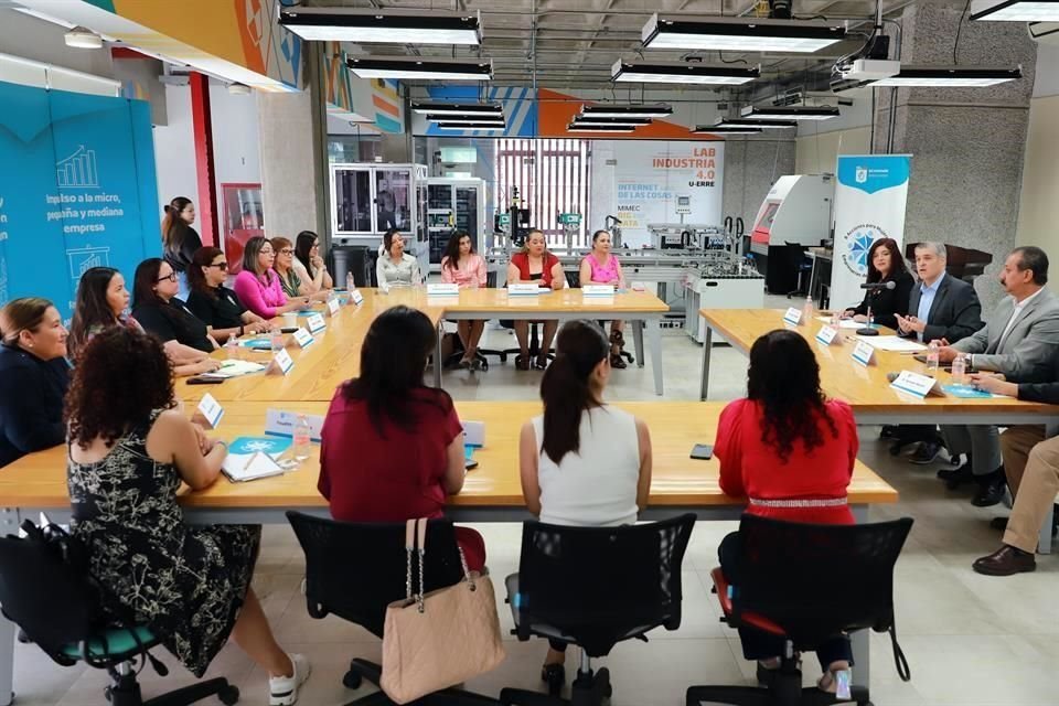 Asesoras que apoyarán a las mujeres mayores de 60 años y/o con alguna discapacidad, se reunieron con funcionarios  y con representantes de la academia para analizar los proyectos.