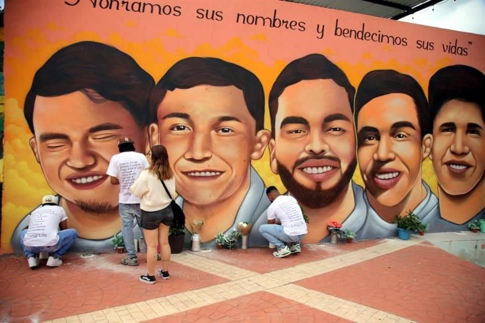 Dejaron ofrendas en el Mirador de San Miguel, donde fueron privados de la libertad y hay un mural en su honor.