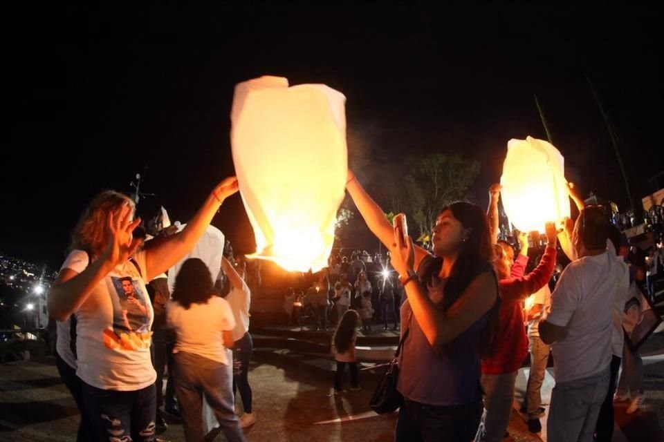 Al terminar la misa se bendijeron las veladoras y se lanzaron globos de cantoya al aire.