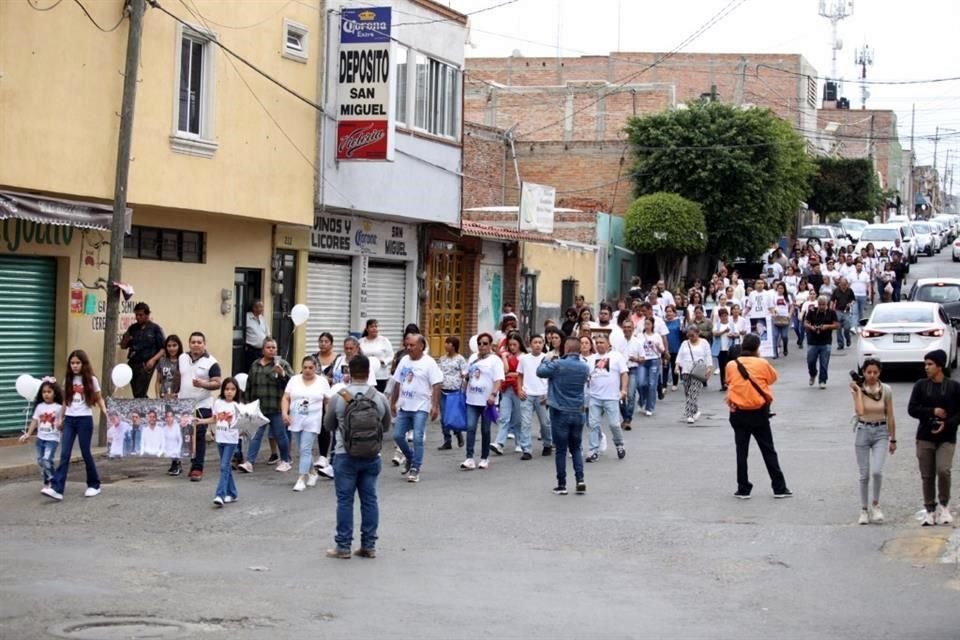 Familiares y amigos realizaron una caminata por el pueblo.