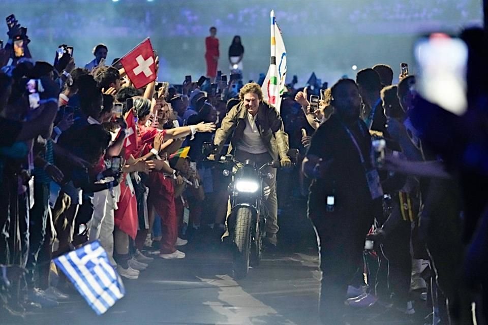 Tom Cruise llevó la bandera olímpica en una moto.