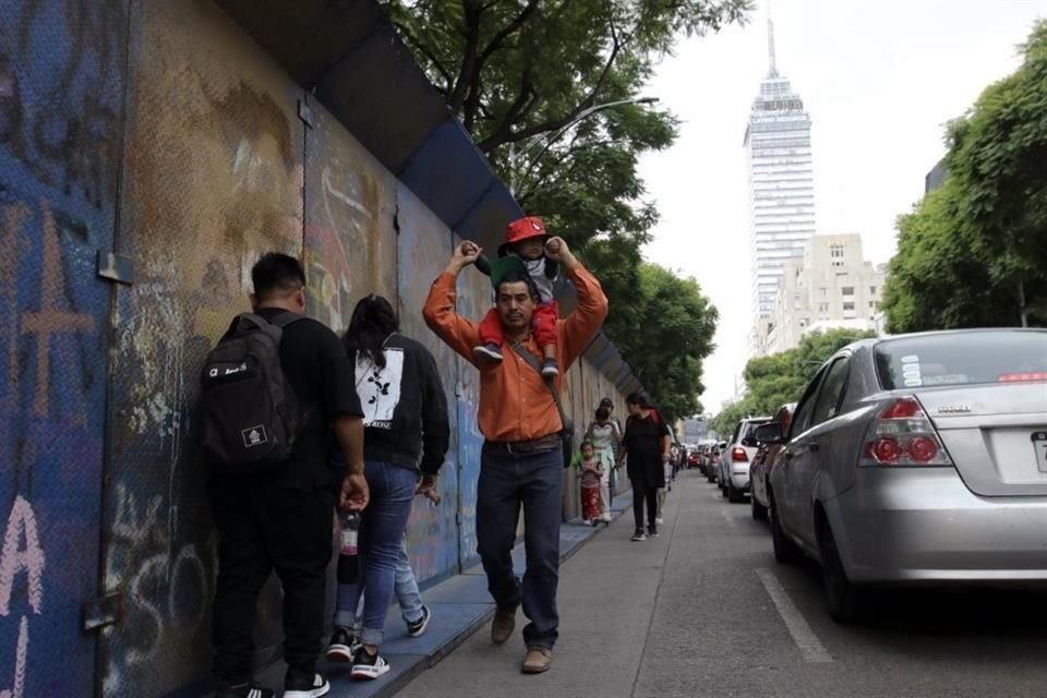 Los peatones, de todas las edades, son obligados a caminar sobre el arroyo vehicular. 