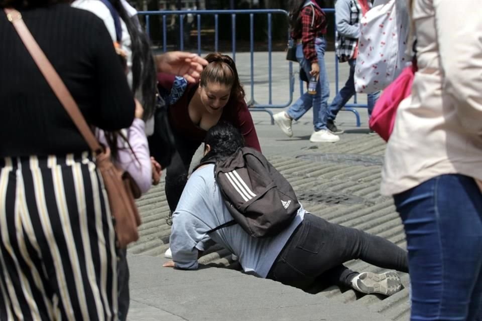 Frente a la Alameda, la única opción es el arroyo vehicular. En un cruce, una mujer se tropezó.