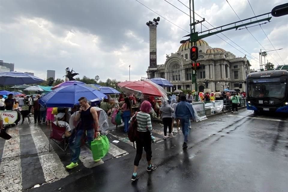 CAOS ABSOLUTO. Los domingos son los días de mayor afluencia peatonal. Hasta el Trolebús queda comprometido.