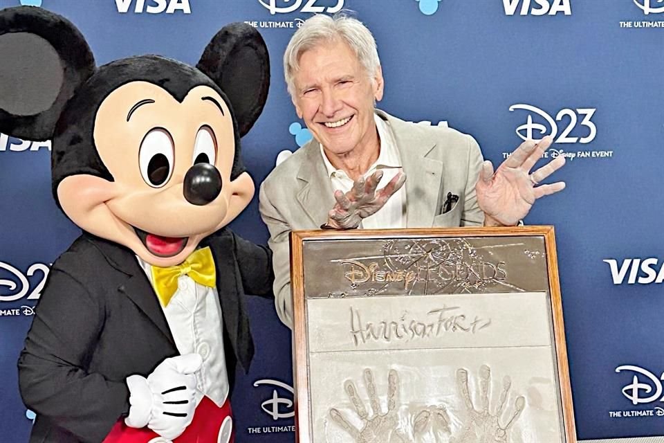 Harrison Ford se entusiasmó al recibir el galardón.