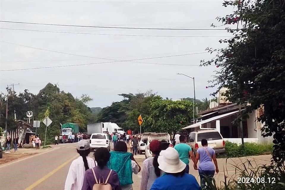 Los inconformes exigen la detención de los agresores que identifican como integrantes de la Familia Michoacana.