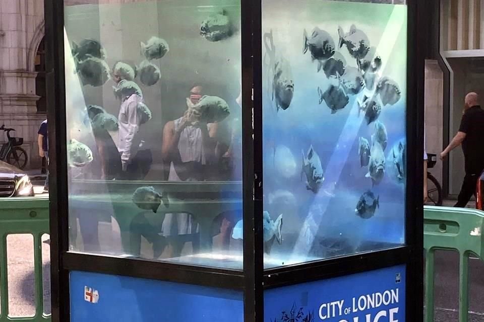 Este domingo, Banksy convirtió una caseta de Policía en un pequeño acuario de pirañas.