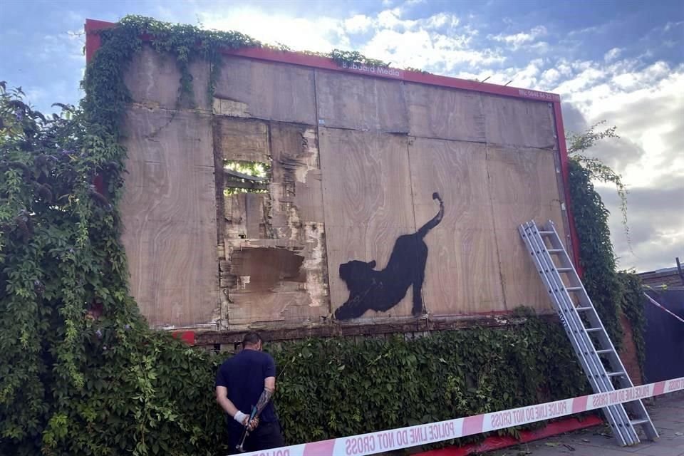 El sábado Banksy plasmó un gato estirándose en una valla publicitaria vacía.